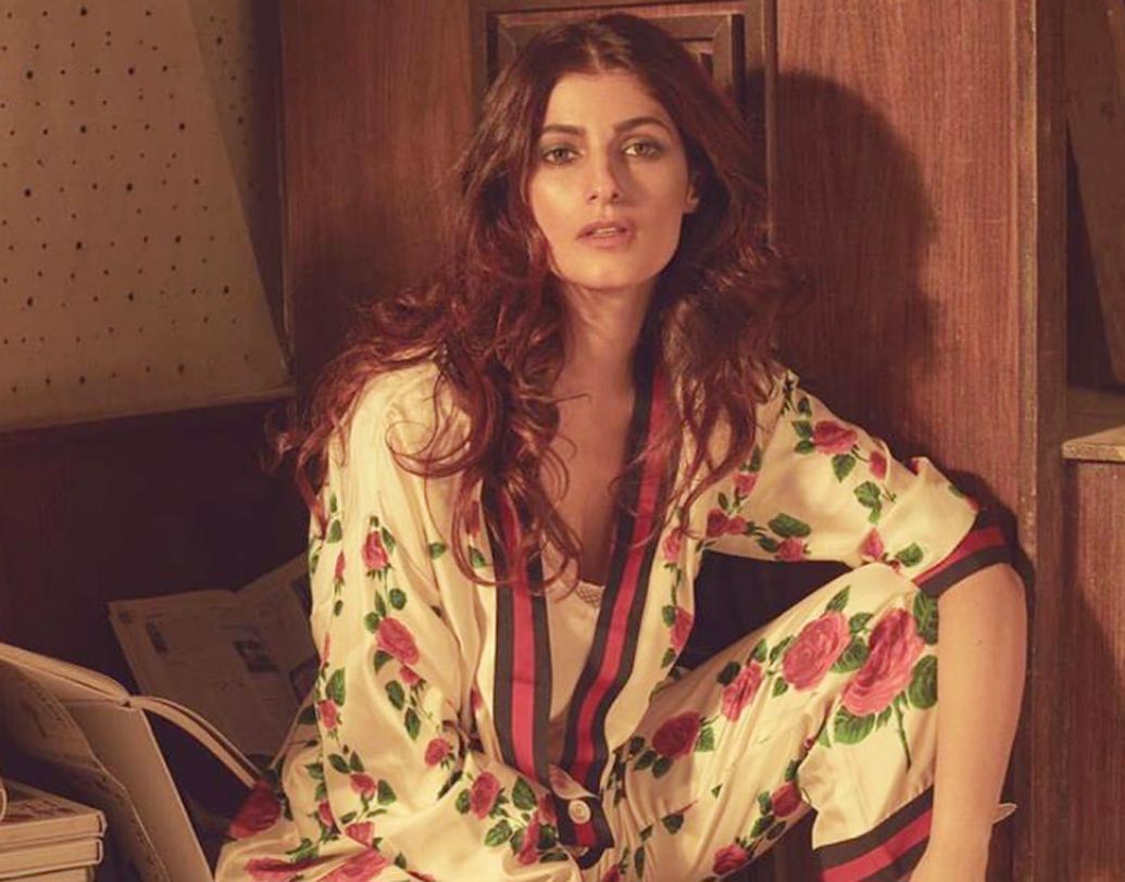 টুইঙ্কল খন্না: জনপ্রিয় ব্যান্ড ‘ল্যাকমে’র ফ্যাশন শো-তে নিজের স্ত্রী টুইঙ্কল খন্নাকে দিয়ে প্যান্টের জিপ খোলানোর জন্য বেশ সমালোচিত হয়েছিলেন অক্ষয় কুমার। পাবলিক শো-তে এমন আচরণের জন্য জেলে যেতে হয়েছিল টুইঙ্কলকে। পরে, অবশ্য ৯৫০ টাকা ব্যক্তিগত বন্ডে জামিন পেয়েছিলেন তিনি।