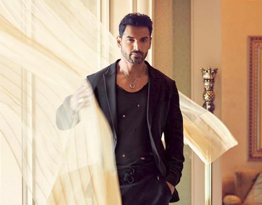 জন আব্রাহাম: নিজের মোটবাইক প্রীতির কথা প্রকাশ্যেই স্বীকার করেছেন অভিনেতা। ২০০৬ সালে বেলাগাম গতিতে ড্রাইভিং ও দুই পথচারীকে ধাক্কা দেওয়ার অভিযোগ ওঠে তাঁর বিরুদ্ধে। ৬ বছর মামলা চলার পর শেষে ১৫ দিনের জন্য জেলে হতে হয়েছিল জনকে।