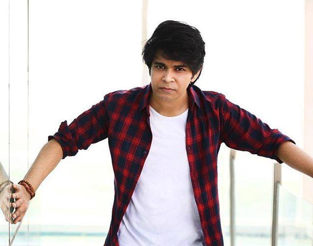 অঙ্কিত তিওয়ারি: ‘আশিকি-টু’ সিনেমায় অঙ্কিতের গাওয়া গান ‘শুন রাহা হ্যায় না তু’ একসময় হিট লিস্টে ছিল। কেরিয়ারের মাঝপথেই ২০১৪-এ ধর্ষণের অভিযোগের ভিত্তিতে গ্রেফতার হন অঙ্কিত।  অভিযোগ ছিল,বিয়ের প্রতিশ্রুতি দিয়ে বান্ধবীকে এক বছরেরও বেশি সময় ধরে ধর্ষণ করেন অঙ্কিত।