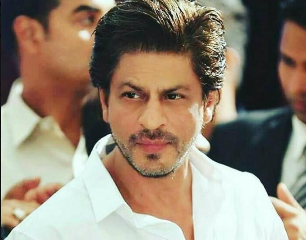 শাহরুখ খান: ১৯৯৪ সালে ‘কভি হাঁ কভি না’ ছবির শুটিং চলার সময় এক সাংবাদিককে হুমকি দেওয়ার অভিযোগে গ্রেফতার করা হয় শাহরুখকে। জামিনে মুক্তি পাওয়ার পর শাহরুখ বলেছিলেন, ‘‘থানা থেকে স্ত্রী ও আইনজীবীকে ফোন না করে আমি ওই সাংবাদিককে ফোন করে ফের একবার হুমকি দিয়েছিলাম।’’