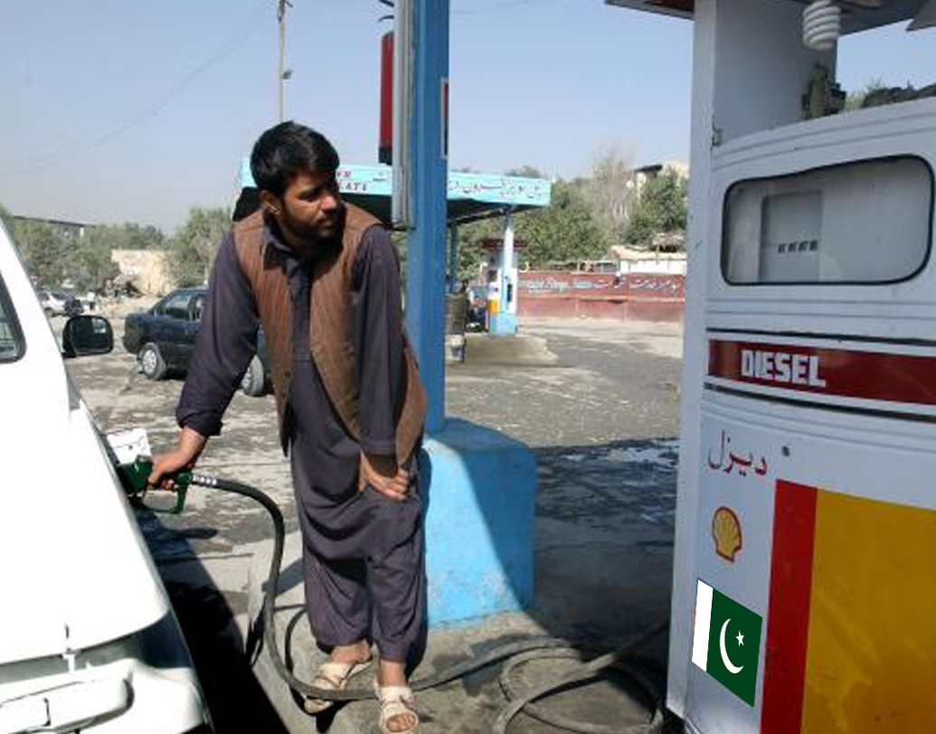 পাকিস্তান:  ভারতের তুলনায় ডিজেল এবং পেট্রল দু’য়ের দামই কম। ডিজেলের দাম ০.৮৫ ডলার, পেট্রল ০.৭৬ ডলার।