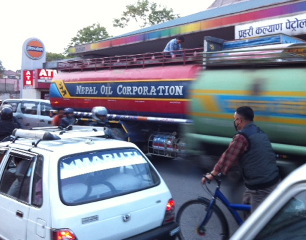 নেপাল: এখানে ডিজেলের দাম লিটারে ০.৮৬ ডলার। পেট্রল ১.০১ ডলার।