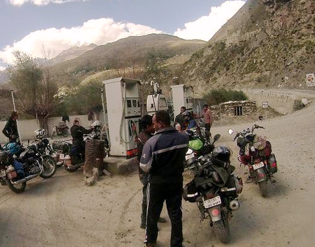 ভুটান: প্রতি লিটার ডিজেলের দাম ডলারে ০.৮০ এবং পেট্রল ০.৮৪।