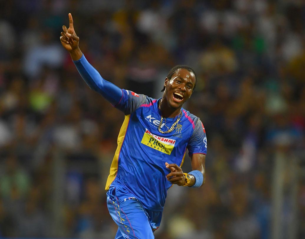 জোফ্রা আর্চার: বেঙ্গালুরু ম্যাচটা একেবারেই ভাল যায়নি জোফ্রার। তবে বল হাতে টুর্নামেন্টে ভাল ফর্মে রয়েছেন তিনি। ইডেনের গতিময় উইকেটে ভয়ঙ্কর হয়ে উঠতে পারেন জোফ্রা। ছবি: এএফপি।