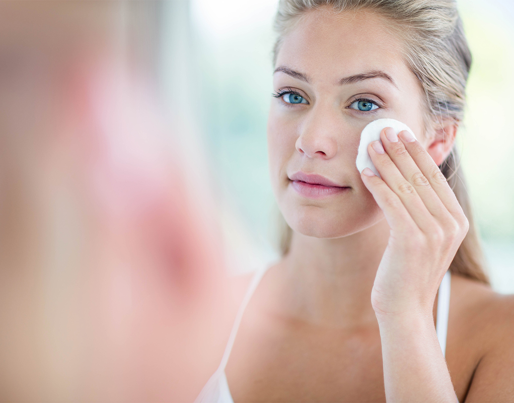 মেকআপ পরে কখনও ঘুমোতে যাবেন না। হাল্কা ক্লেনজার দিয়ে মেকআপ তুলে ফেলুন। এর জন্য এক-তৃতীয়াংশ ক্যাস্টর অয়েলের সঙ্গে দুই-তৃতীয়াংশ আমন্ড বা অর্গানিক অয়েল  মিশিয়ে নিন। তা দিয়ে আস্তে আস্তে মুখে মাসাজ করুন। এ বার হাল্কা গরম জলে একটি নরম কাপড় ভিজিয়ে তা দিয়ে মুখ ঢেকে রাখুন। এতে স্কিন পোরস খুলে যাবে। এ বার গোটা মুখটি মুছে ফেলুন। ডেড সেলগুলিও উঠে আসার সঙ্গে সঙ্গে ত্বকের ব্যাকটেরিয়া দূরে চলে যাবে।