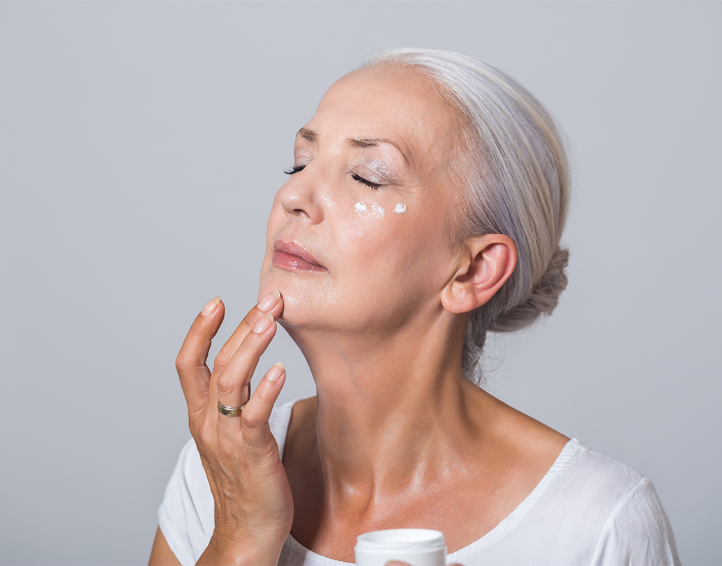 ক্লেনজিং-টোনিংয়ের পর এ বার পালা অ্যান্টি-এজিং সেরাম ব্যবহারের। এই ধরনের সেরামে প্লান্ট পলিফেনলস, কেরোটেনয়েডস এবং ফ্ল্যাভোনয়েডস থাকায় তা ত্বকে বুড়োটে ছাপ পড়তে দেয় না। ফলে ত্বকে উজ্জ্বলতা আসে। পিগমেন্ট কমাতেও সাহায্য করে।