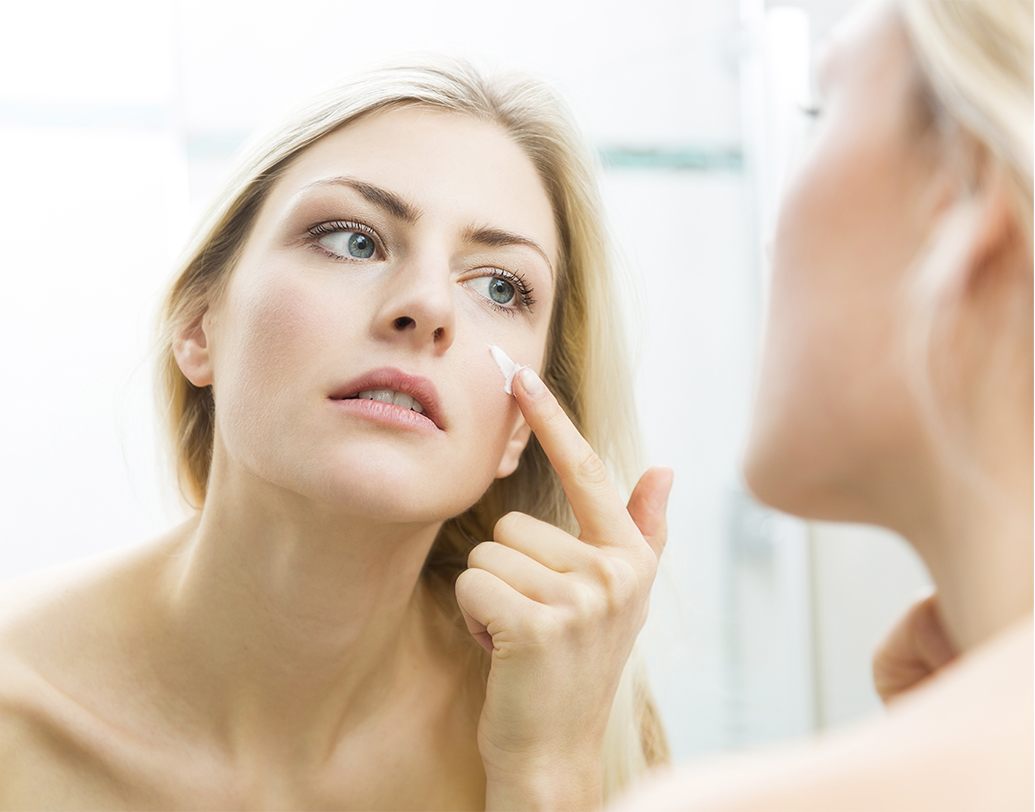 সেরামের পর নাইট ক্রিম নিয়ে প্রথমে কপালে, তার পর একে একে নাকে, গালে, চিবুকে এবং ঘাড়ে মেখে নিন। আঙুল দিয়ে উপরের দিকে সার্কুলার মোশনে মাসাজ করতে থাকুন। এতে রক্ত সঞ্চালন বাড়ার সঙ্গে সঙ্গে ক্রিমের ময়শ্চারাইজার ছড়িয়ে পড়বে গোটা মুখে এবং ঘাড়ে।