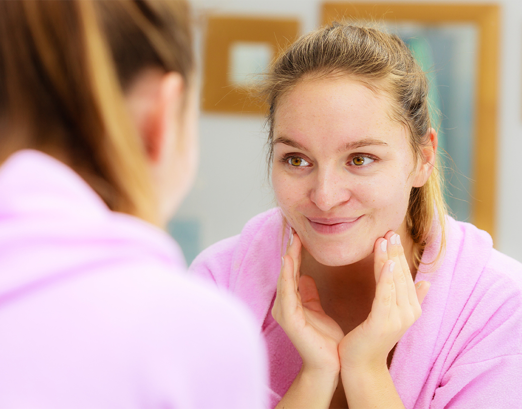 নাইট ক্রিম মেখেই কাজ সারা হল, এমনটা ভাববেন না। এর পর ৪-৫ ফোঁটা ফেসিয়াল অয়েল আঙুলে নিয়ে নাক থেকে কানের দিকে সার্কুলার মোশনে মাসাজ করুন। ফেসিয়াল অয়েল ময়শ্চারাইজার ধরে রাখতে সাহায্য করবে।