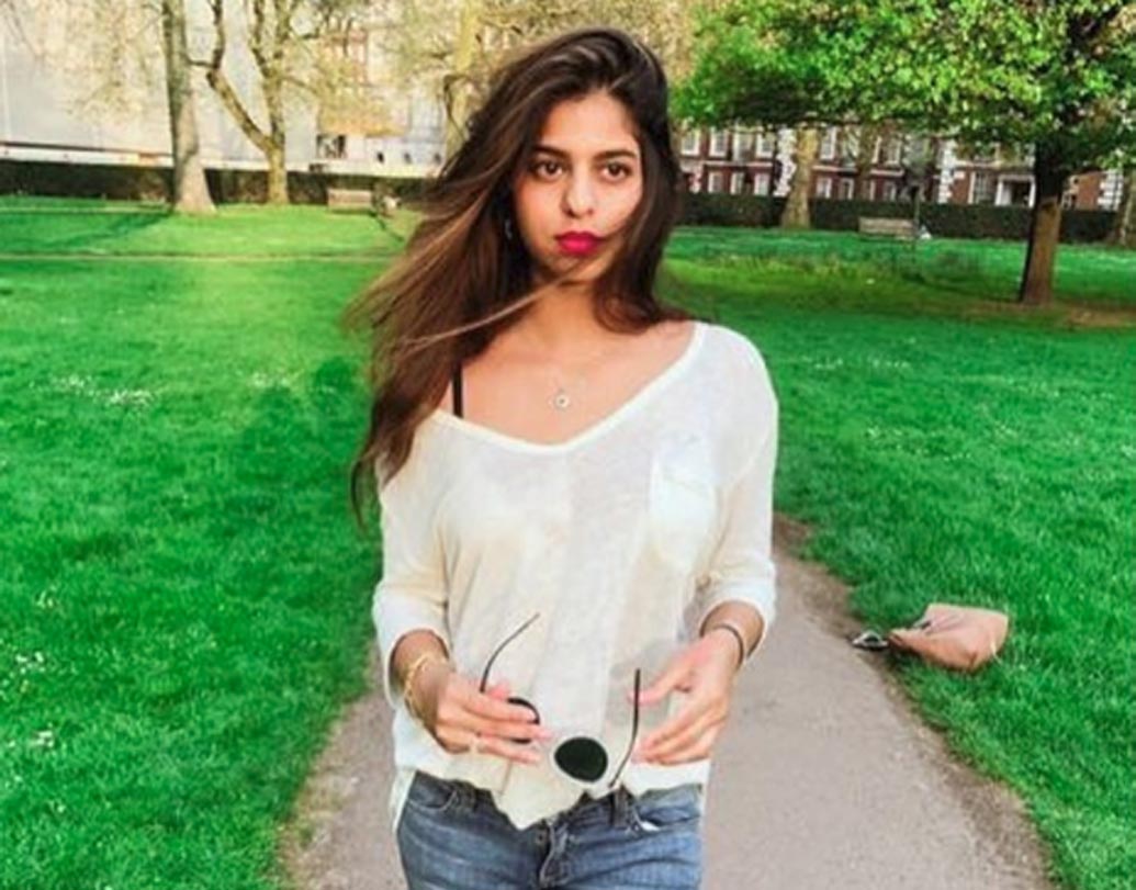 সোশ্যাল মিডিয়ায় সুহানার বিভিন্ন ছবি দেখে বলি মহলের অনেকেরই ধারণা, হয়তো খুব তাড়াতাড়ি বলিউডে কেরিয়ার তৈরি করবেন তিনি। তবে এ বিষয়ে শাহরুখ আগেই জানিয়েছেন, পড়াশোনা শেষ না করে সুহানা কেরিয়ার তৈরির কথা ভাববেন না। সুহানাও অবশ্য এই বিষয়ে মুখ খোলেননি।