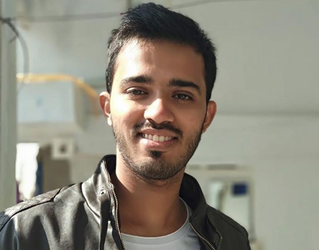 হাসান সাফিন: বাবার শ্রমিকের কাজ। মা রুটি তৈরি করে তার পড়ার খরচ জোগান। কিন্তু,আইএএস হওয়ার স্বপ্ন ছাড়েননি গুজরাতের প্রত্যন্ত গ্রামের হাসান। এ ভাবেই একদিন নজরে পড়ে যান এক স্থানীয় ব্যবসায়ীর। তাঁর অর্থ সাহায্যেই দু’বছর দিল্লিতে থেকে পড়াশনা করে ২০১৭ সালে সিভিল সার্ভিস পরীক্ষায় ৫৭০তম স্থান দখল করেন হাসান।