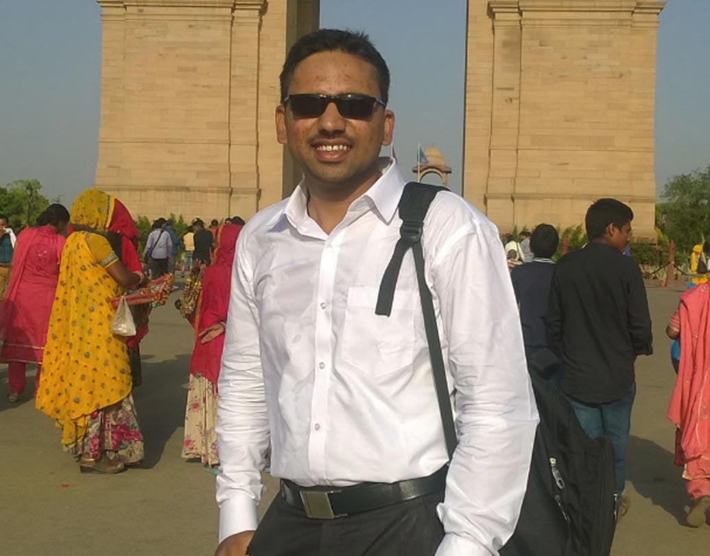 জয়ন্ত মানকালে: দৃষ্টিশক্তি হারিয়েছেন প্রায় ৭৫ শতাংশ। বাবার পেনশনের টাকায় কোনও রকমে পড়া চালিয়ে ইঞ্জিনিয়ারিং পাশ করেন জয়ন্ত। স্বপ্ন দেখতেন আইএএস হওয়ার। টিভি, রেডিওয় সংসদের ডিবেট শুনেই প্রস্ততি চালিয়েছেন। আচার বেচে পাশে দাঁড়িয়েছেন মা, দিদি। ২০১৪ সালে সিভিল সার্ভিসে ৯২৩ র‌‌্যাঙ্ক করে এখন ইন্ডিয়ান ফরেন সার্ভিসে কর্মরত জয়ন্ত।