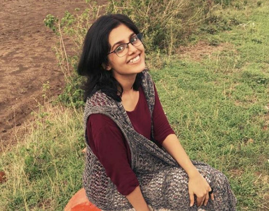 তপস্যা পরিহার: এও আর এক ‘কোনি’র গল্প। দারিদ্রের সঙ্গে প্রতি দিন লড়াই করে এগিয়ে যাওয়ার গল্প। যে গল্পের শেষে গরিব চাষির একমাত্র মেয়ে হয়ে ওঠে আইএএস অফিসার। মধ্যপ্রদেশের জোয়া গ্রামের বছর পঁচিশের আইনের ছাত্রী তপস্যা চলতি বছরেই সিভিল এভিয়েশনের ৯৯০ জন বাছাই প্রার্থীর মধ্যে ২৩তম স্থান পেয়েছেন।