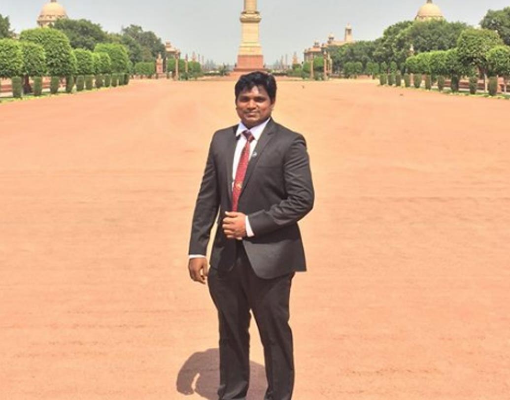 শিবগুরু প্রভাকরণ: বাবা মাদকাসক্ত, কোনও মতে সংসার চালান মা, দিদি। দারিদ্রের সঙ্গে লড়াই করতে করতেই ইঞ্জিনিয়ারিং পাশ করেন তাঞ্জাভুরের প্রভাকরণ। মোবাইলের দোকানে পার্ট টাইম কাজ করে মাস্টার্সেও ৯০ শতাংশ নম্বর পান তিনি। তারপর শুরু হয় আইএএসের জন্য লড়াই। ২০১৭ সালে সিভিল সার্ভিসের ১০১তম স্থান পেয়ে প্রভাকরণ এখন একজন সফল আইএএস অফিসার।