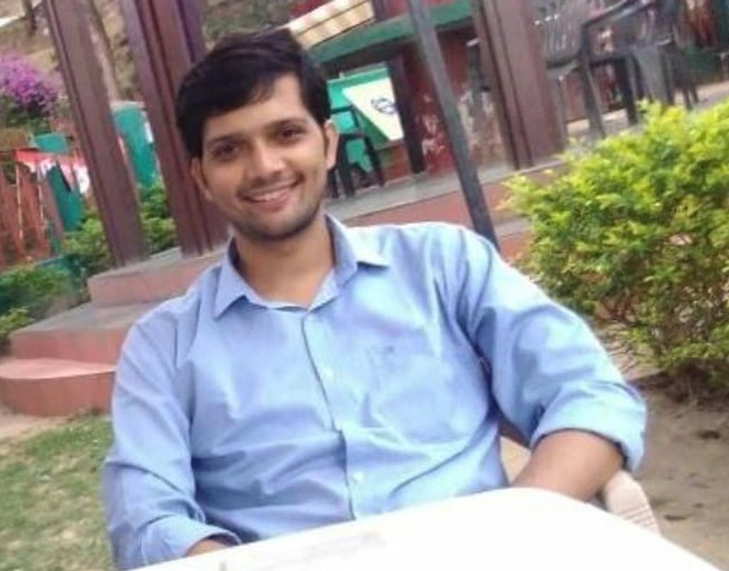 কুলদীপ দ্বিবেদী: লখনউ বিশ্ববিদ্যালয়ে নিরাপত্তা রক্ষীর কাজ করে ছেলে কুলদীপকে পড়াশোনা করিয়েছেন সূর্যকান্ত দ্বিবেদী। দারিদ্রের সঙ্গে লড়াই করে দিনরাত এক করে ইউপিএসসি পরীক্ষার প্রস্তুতি চালিয়েছেন কুলদীপ। প্রথম দু’বার সাফল্য আসেনি। শিকে ছেঁড়ে তৃতীয়বারের চেষ্টায়। ২০১৫ সালে গোটা দেশে ২৪২তম স্থান পেয়ে কুলদীপ এখন একজন সফল আইপিএস অফিসার।