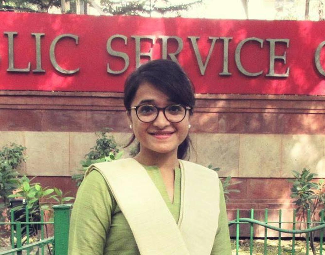 উন্মুল খের: বিরল রোগে ১৪ বছরে হাড় ভেঙেছে ১৬ বার। অস্ত্রোপচার হয়েছে আট বার। হাঁটাচলা করতেও সমস্যা হয়। কিন্তু, লড়াই থেকে সরে আসেননি দিল্লির মেয়ে উন্মুল। পড়া ও চিকিত্সার খরচ জোগাতে টিউশনি করেছেন। সমস্ত প্রতিবন্ধকতাকে জয় করে আঠাশ বছরের লড়াকু তরুণী ২০১৭ সালে সিভিল সার্ভিস পরীক্ষায় গোটা দেশের মধ্যে ৪২০তম স্থান দখল করেন।