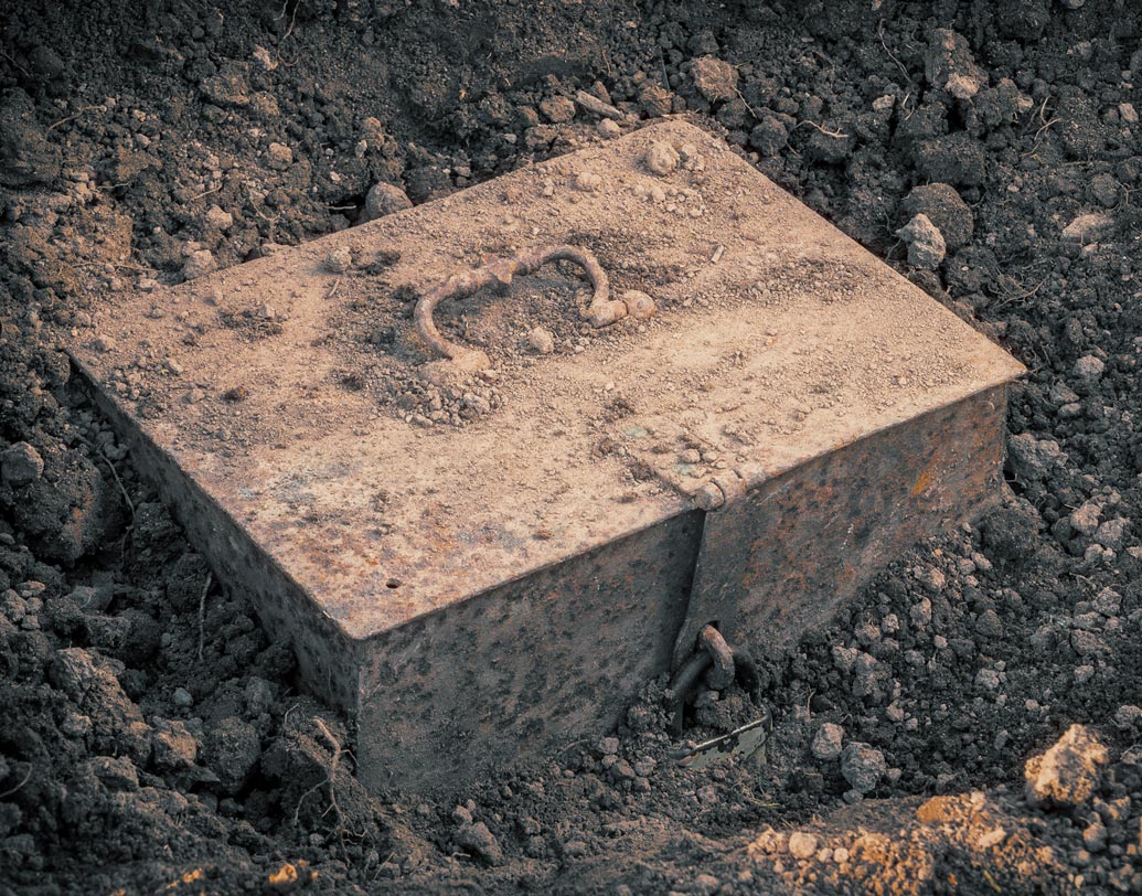 মাটি খুঁড়ে দম্পতি দেখেন একটা পুরনো মরচে ধরা বাক্স। ম্যাথিউ জানিয়েছেন, দেখে মনে হয়েছিল কেব্‌লের বাক্স। সাবধানে বাক্স খুলতেই দম্পতির চোখ কপালে। বাক্সের ভিতর উপচে পড়ছে টাকা, সোনা-হিরে-জহরত। সংবাদমাধ্যমকে দেওয়া সাক্ষাত্কারে ম্যাথিউ-মারিয়া বলেছেন, নগদ ৩৫ লক্ষ টাকার সঙ্গে অনেক আংটি, গয়না, দামি পাথরও ছিল বাক্সটির মধ্যে।