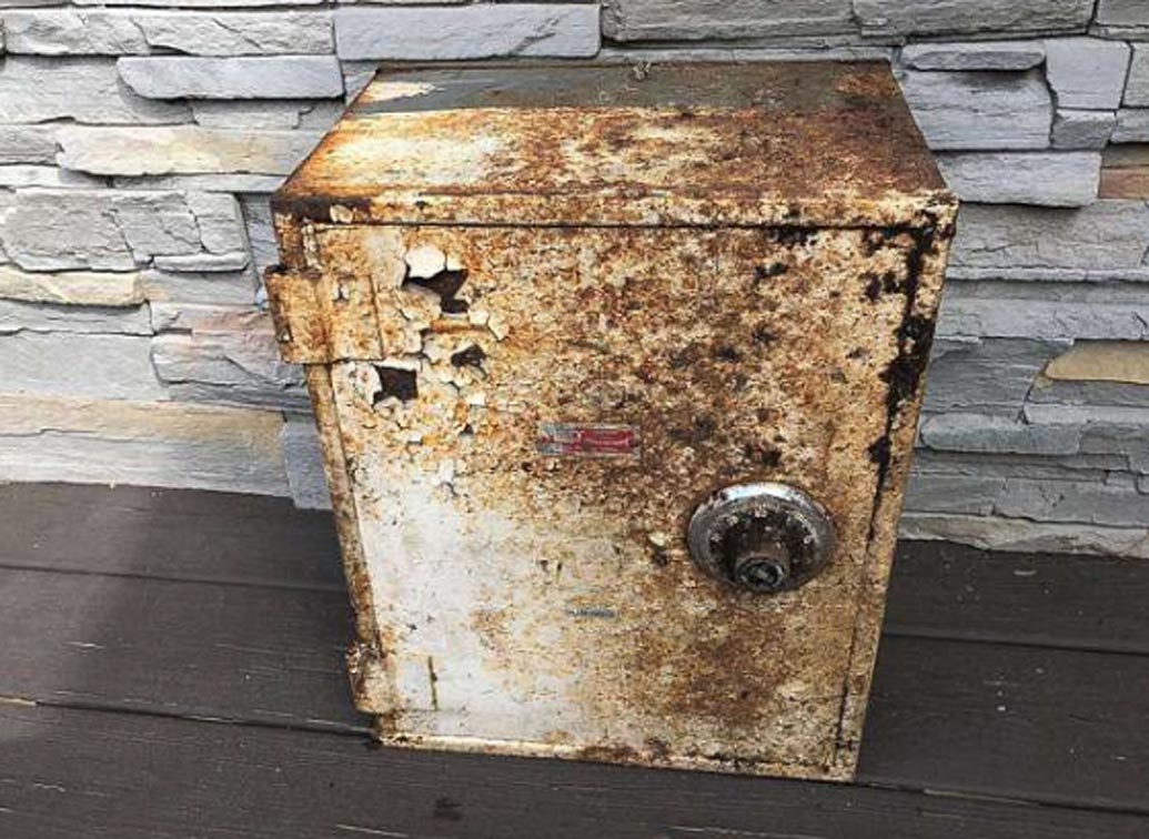 ‘গয়নার বাক্স’ নিয়ে কী করলেন দম্পতি? মারিয়ার কথায়, “সম্পত্তি পেয়ে খুশি হয়েছিলাম ঠিকই, কিন্তু জানতাম সেটা আমাদের নয়। কী করব ভাবতে গিয়ে বাক্সের মধ্যে একটি চিরকুটে ঠিকানা খুঁজে পাই। সেটা আমাদেরই এক প্রতিবেশীর।’’ ২০১১ সালে ওই প্রতিবেশীর বাড়িতে ডাকাতি হয়ে বিপুল সম্পত্তি লুঠ হয়, বাক্সটি তারই মধ্যে একটি। এমনটাই জানিয়েছেন ম্যাথিউ।