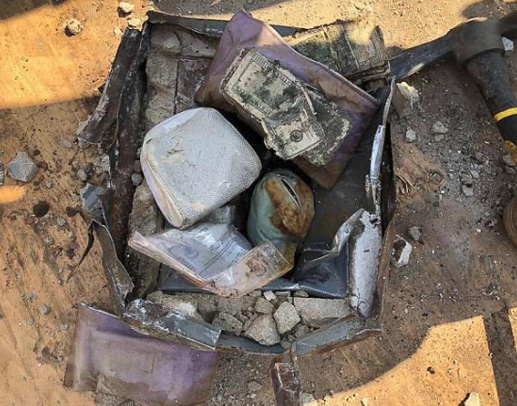 না, বাক্সের একটা কানাকড়িও নিজেদের কাছে রাখেননি মারিয়া-ম্যাথিউ। সবটাই তুলে দিয়েছেন তাঁদের ওই প্রতিবেশীর হাতে। হারানো ধন ফিরে পেয়ে বিস্ময়ে হতবাক ওই প্রতিবেশীও। সম্পত্তি হাতছাড়া করলেন কেন? পাড়া-প্রতিবেশীদের প্রশ্নের উত্তরে দম্পতির জবাব, “আমাদের এই ভাল কাজই আমাদের সবচেয়ে বড় সম্পত্তি।’’