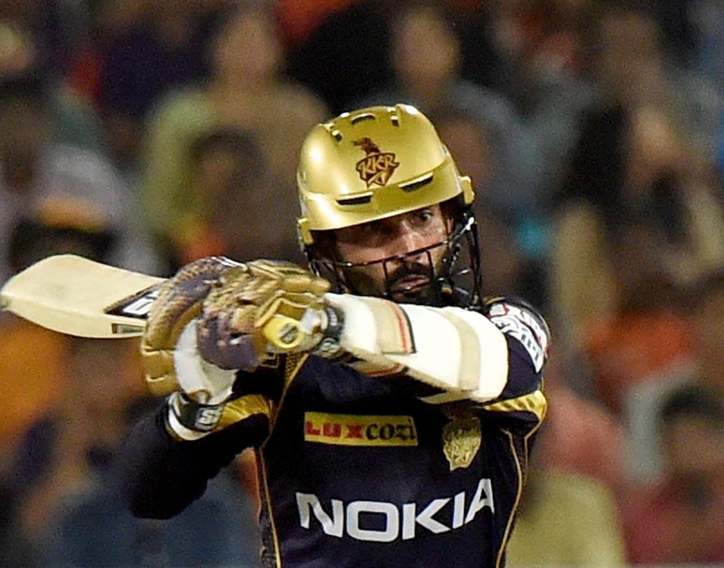 দীনেশ কার্তিক: টুর্নামেন্ট যতই এগোচ্ছে ততই নিজেকে মেলে ধরছেন ফিনিশার কার্তিক। প্রশংসিত হচ্ছে তাঁর অধিনায়কত্বও। ছবি: পিটিআই।