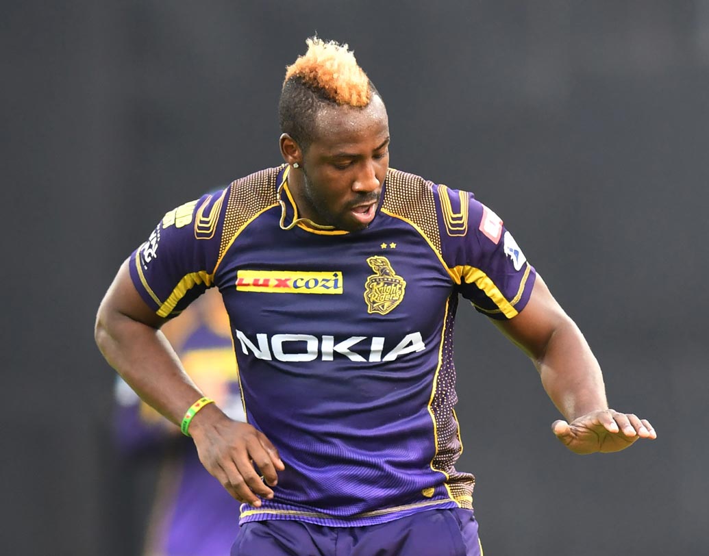 আন্দ্রে রাসেল: কোনও ম্যাচে ব্যাট হাতে ঝড় তুলছেন তো কোনও ম্যাচে দুরন্ত একটা স্পেল করে দলকে সাহায্য করছেন এই ক্যারিবিয়ান। আজও তাঁর কাছ থেকে একটা ভাল পারফরম্যান্স চাইবেন কার্তিক। ছবি: এএফপি।