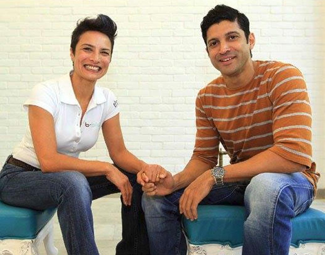 ফারহান আখতার-অধুনা ভবানী: বলিউডে রোমান্টিক জুটির মধ্যে এক সময় নাম ছিল ফারহান-অধুনার। পেশায় হেয়ার স্টাইলিস্ট অধুনা ও ফারহানের দুই মেয়েও রয়েছে। ২০১৬ সালে এই জুটি তাঁদের ১৫ বছরের দাম্পত্যে ইতি টানেন। মিডিয়ার সামনে স্পষ্ট করে কিছু না বললেও শোনা গিয়েছে দু’জনের মানসিকতার বিস্তর ফারাকই নাকি বিচ্ছেদের অন্যতম কারণ।