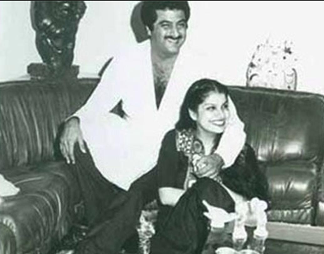 বনি কপূর-মোনা কপূর: মোনার সঙ্গে সম্পর্কে থাকার সময়েই শ্রীদেবীর সঙ্গে পরকীয়ায় জড়িয়ে পড়েন বনি। ধীরে ধীরে শ্রীদেবীর সঙ্গে ঘনিষ্ঠতা বাড়ার সময়েই মোনার সঙ্গে দূরত্ব তৈরি হয় তাঁর। শোনা গিয়েছে, স্ত্রীর সঙ্গে বনির বিচ্ছেদের সময় নাকি শ্রীদেবী গর্ভবতী ছিলেন।