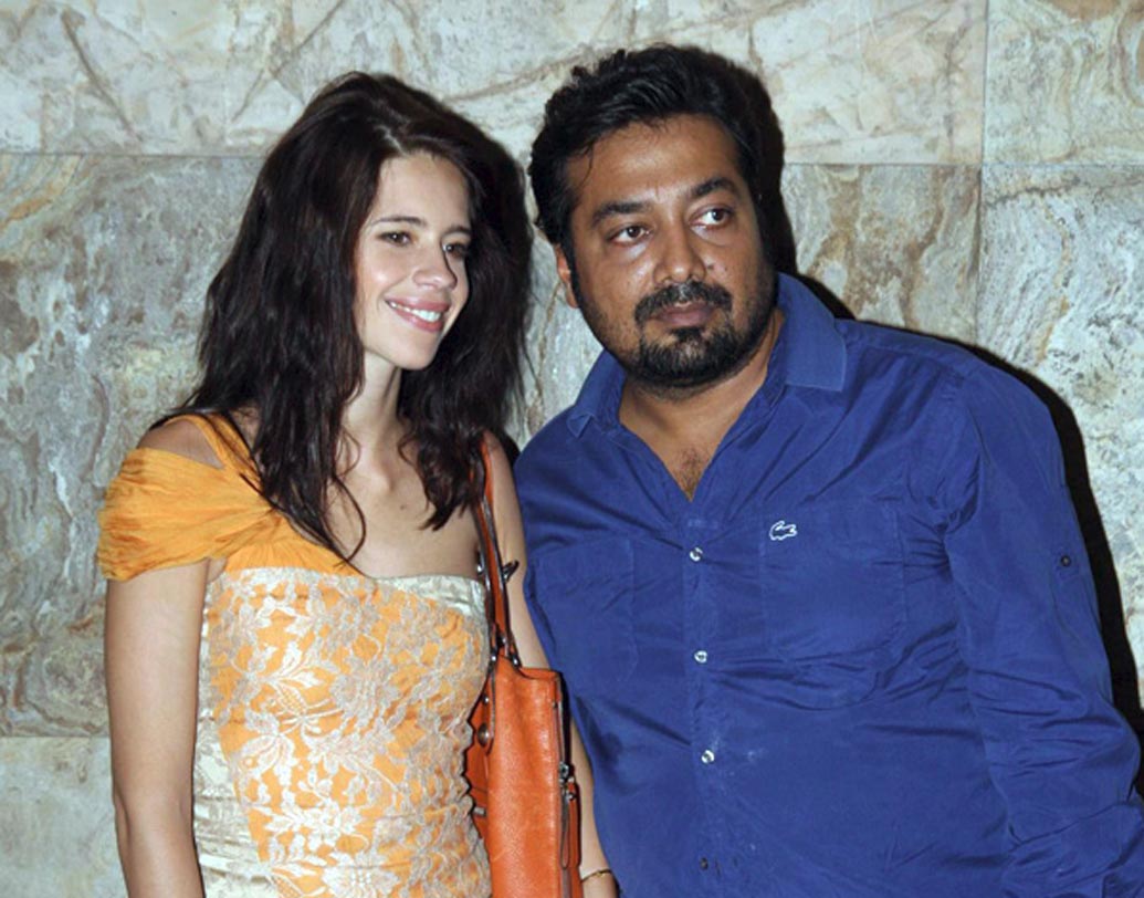 অনুরাগ কশ্যপ-কল্কি কোচলিন: ‘দেব ডি’-র শুটিংয়ের সময় থেকেই প্রেম। ২০১১ সালে চার হাত এক হয়। তবে, কাগজে কলমে বিচ্ছেদের আগেই নাকি দু’জনে আলাদা থাকা শুরু করেছিলেন। মিডিয়ার সামনে কল্কি বলেছিলেন, তাঁদের সম্পর্কের কোনও কিছুই নাকি আর ঠিক নেই। কানাঘুষোয় শোনা গিয়েছে, বিচ্ছেদের মূল কারণ নাকি অনুরাগের জীবনে অন্য এক নারীর প্রাধান্য।