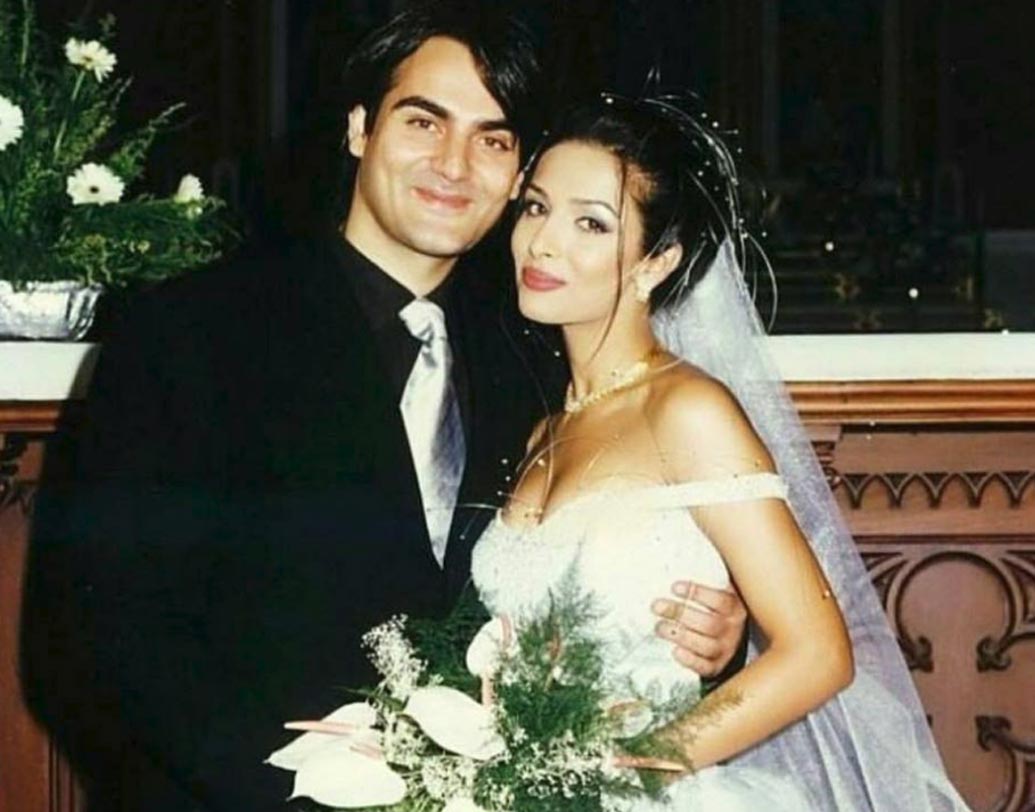 আরবাজ খান-মালাইকা অরোরা: আরবাজ-মালাইকার ৪ বছরের প্রেম এবং ১৮ বছরের দাম্পত্য, সাকুল্যে ২২ বছরের সম্পর্কে ছেদ পড়ে ২০১৬ সালে। দু’জনেই জানিয়েছিলেন, পরস্পর মত নিয়েই নাকি বিচ্ছেদের সিদ্ধান্ত নিয়েছিলেন তাঁরা। তবে মিডিয়ায় গুঞ্জন, আরবাজের সত্ ভাই অর্জুন কপূরের সঙ্গে মালাইকার ঘনিষ্ঠতাই দু’জনের সম্পর্কের তিক্ততার অন্যতম কারণ।