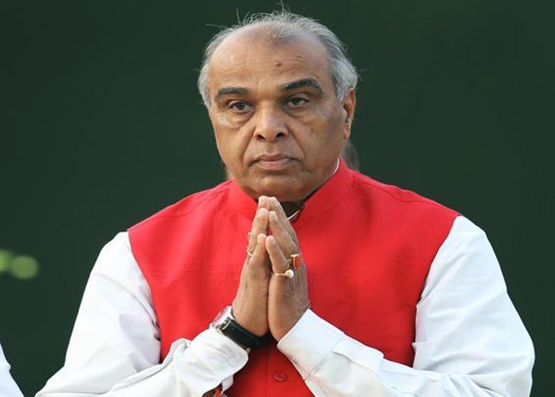 জগদম্বিকা পাল: ’৯৮-এর ২১ ফেব্রুয়ারি। তৎকালীন রাজ্যপাল রমেশ ভান্ডারী বরখাস্ত করেন বিজেপির কল্যাণ সিংহকে। কংগ্রেস ভেঙে লোকতান্ত্রিক কংগ্রেস গড়ে এসপি ও বিএসপির সমর্থনে সরকার গড়লেন জগদম্বিকা। কিন্তু ২৩ ফেব্রুয়ারি সুপ্রিম কোর্টের নির্দেশে মুখ্যমন্ত্রী পদ ফিরে পান কল্যাণ। জগদম্বিকা পরিচিতি পেলেন সবচেয়ে কম সময়ের মুখ্যমন্ত্রী হিসেবে।