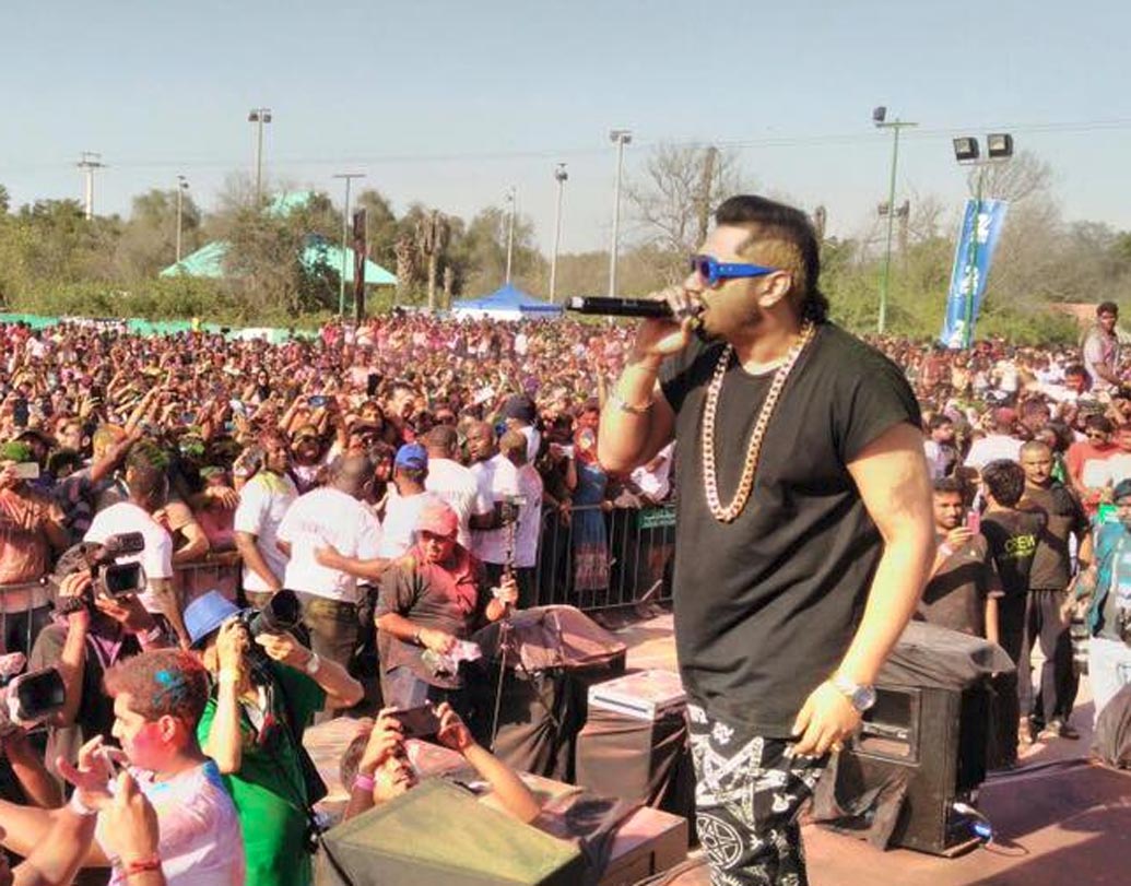 হানি সিংহের গান তরুণ প্রজন্মকে বিপথে ঠেলে দিচ্ছে বলে দাবি তুলেছিল লুধিয়ানার একটি এনজিও। হানির ‘ছোটি ড্রেস মে বম্ব লাগতি তু’ বা ‘চার বোতল ভদকা’ ইত্যাদি গানে মহিলাদের প্রতি কুরুচিকর মন্তব্যের পাশাপাশি লিঙ্গ বৈষম্যের ছোঁয়া রয়েছে বলেও হানির গান বয়কট করার সিদ্ধান্ত নিয়েছিলেন দিল্লি বিশ্ববিদ্যালয়ের পড়ুয়ারা।