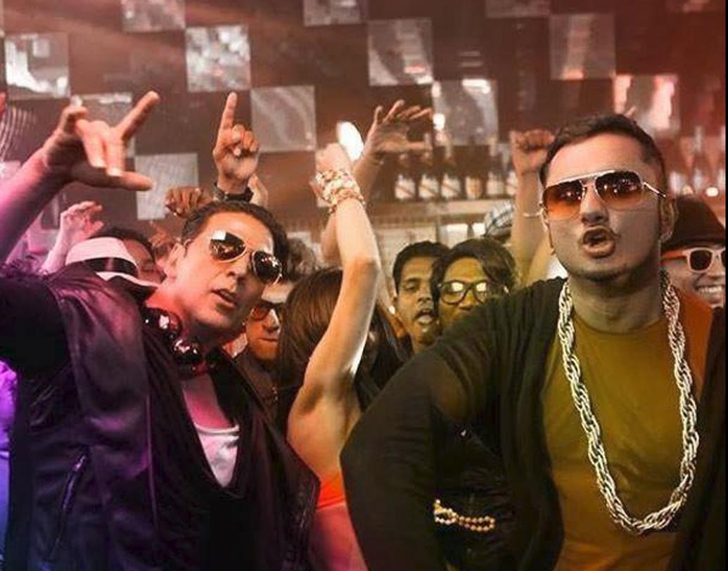 অক্ষয় কুমার অভিনীত ‘বস’ সিনেমাতে হানির গাওয়া ‘পার্টি অল নাইট’ গানের কিছু কথা শালীনতার মাত্রা ছাড়িয়েছে বলে বিতর্ক চরমে ওঠে। সিনেমা থেকে গানটি নিষিদ্ধ করার জন্য নির্দেশ দেয় দিল্লি হাই কোর্ট। পরে, ওই নির্দিষ্ট কথাগুলি বাদ দিয়ে সেন্সর বোর্ডের অনুমতি নিয়েই গানটি রিলিজ করা হয়েছিল।