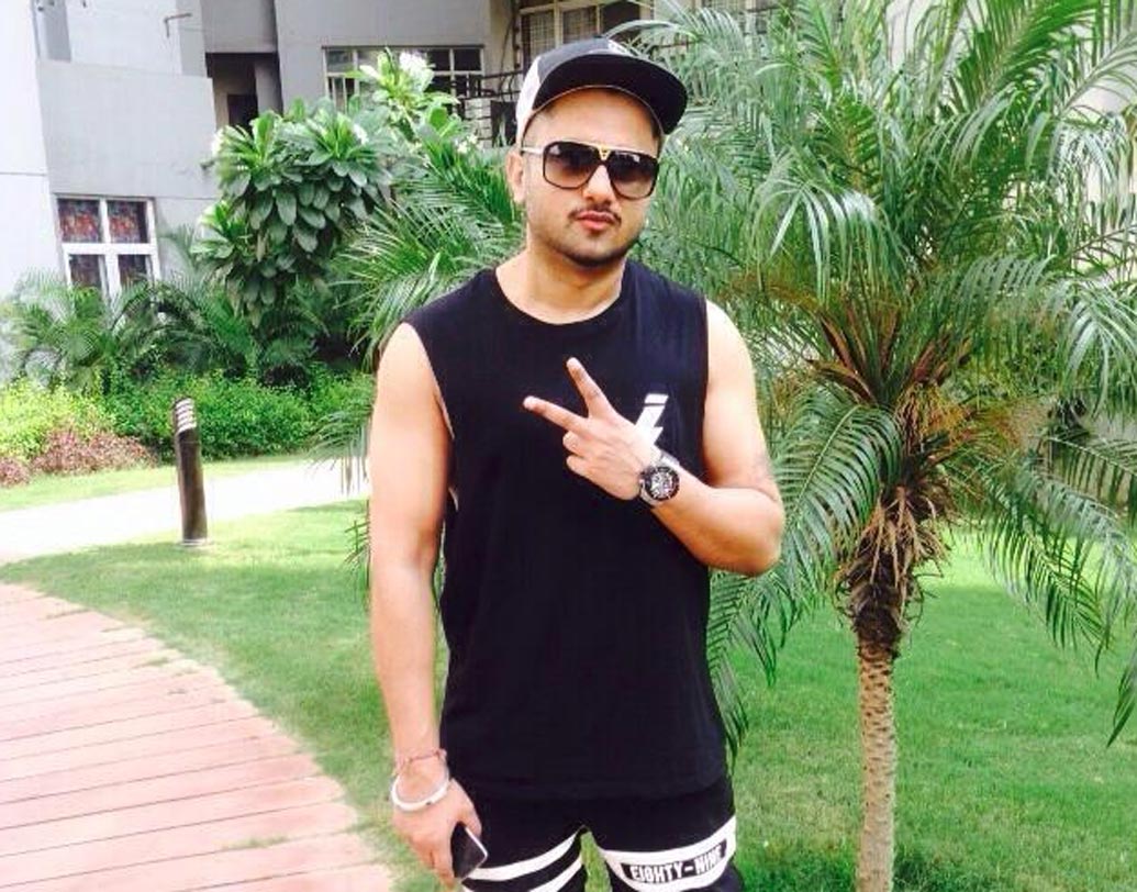 গুজব উঠেছিল, মাদকের নেশায় নাকি বুঁদ হয়ে থাকেন হানি। শোনা গিয়েছিল, ড্রাগের ওভারডোজের কারণে নাকি বেশ কিছু দিন রিহ্যাবে ভর্তি ছিলেন গায়ক। তবে সেই দাবি সম্পূর্ণ উড়িয়ে দিয়ে, পপ গায়ক জানিয়েছিলেন তাঁর নাকি বাইপোলার ডিজঅর্ডার রয়েছে। সেই কারণেই বি-টাউন থেকে বেশ কয়েক মাস বেপাত্তা হয়ে গিয়েছিলেন তিনি।