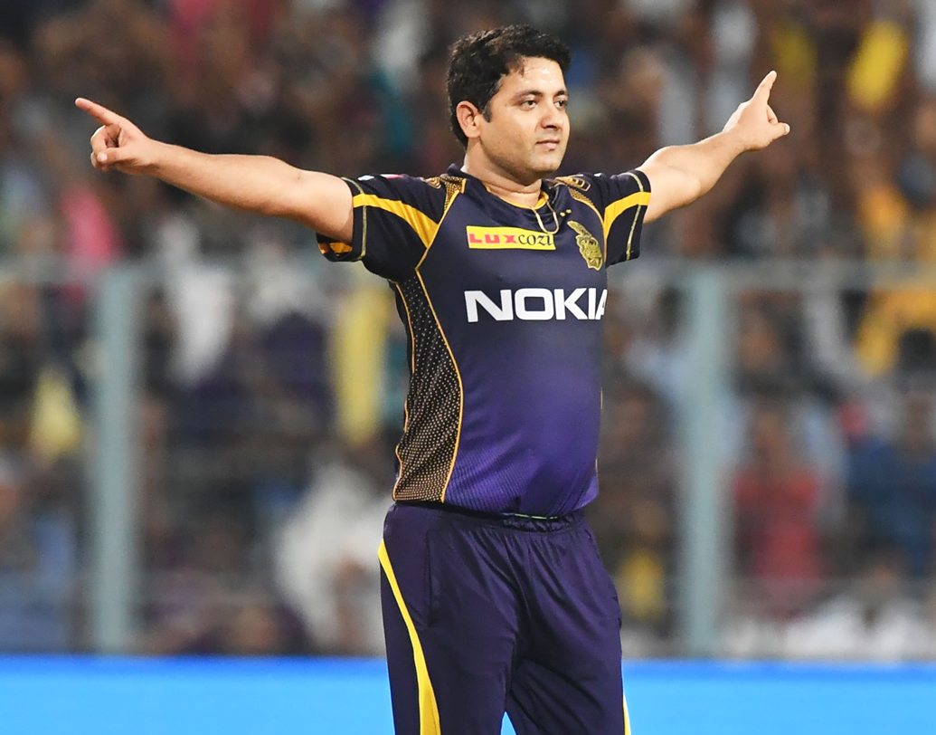 নাইটদের প্রথম ব্রেকথ্রু দেন পীযূষ চাওলা। রাহুল ত্রিপাঠিকে আউট করেন তিনি। পরে ভয়ঙ্কর হয়ে ওঠা সঞ্জু স্যামসনকে আউট করে ম্যাচে ফেরান নাইটদের। ছবি: এএফপি।