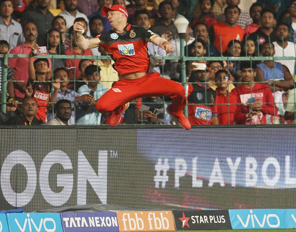 এবি ডেভিলিয়ার্স: অবশ্যই বলতে হবে এবি ডেভিলিয়ার্সের ‘স্পাইডারম্যান’ ক্যাচের কথা। একেবারে বাউন্ডারি লাইনে দাঁড়িয়ে মাটি থেকে বেশ খানিকটা লাফিয়ে এক হাতে ধরা ক্যাচটা সত্যিই এখনও পর্যন্ত অন্যতম সেরা।