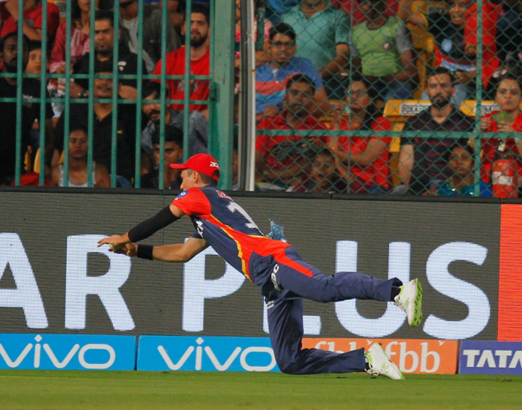 ট্রেন্ট বোল্ট: এ বারের আইপিএলে দিল্লির ট্রেন্ট বোল্টের ক্যাচটাকে সেরার তালিকায় রাখতেই হবে। বাউন্ডারি লাইন থেকে মাত্র হাত খানেক দূরে এক অবিশ্বাস্য ক্যাচ ধরেছিলেন।