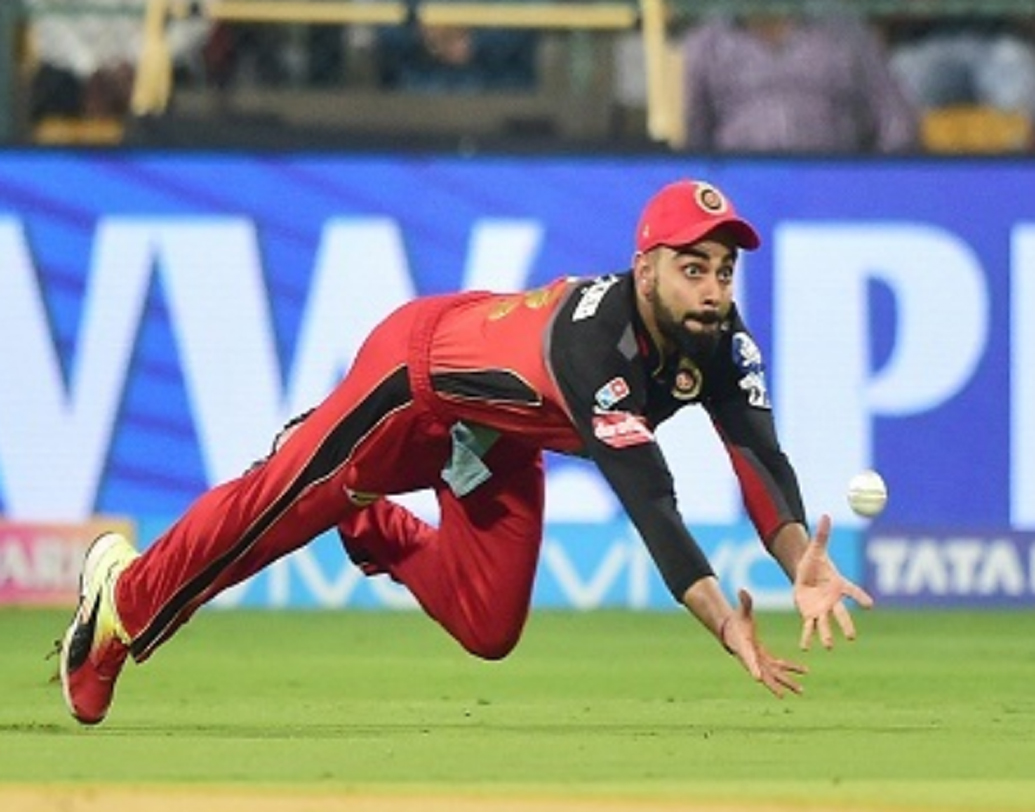 বিরাট কোহালি: আরসিবি’র অধিনায়ক কোহালিও উঠে এসেছেন সেরা ক্যাচের তালিকায়। কলকাতার অধিনায়ক দীনেশ কার্তিককে এক অসাধারণ ক্যাচে ফিরিয়েছিলেন বিরাট। ম্যাচ অবশ্য জেতে নাইট রাইডার্স।