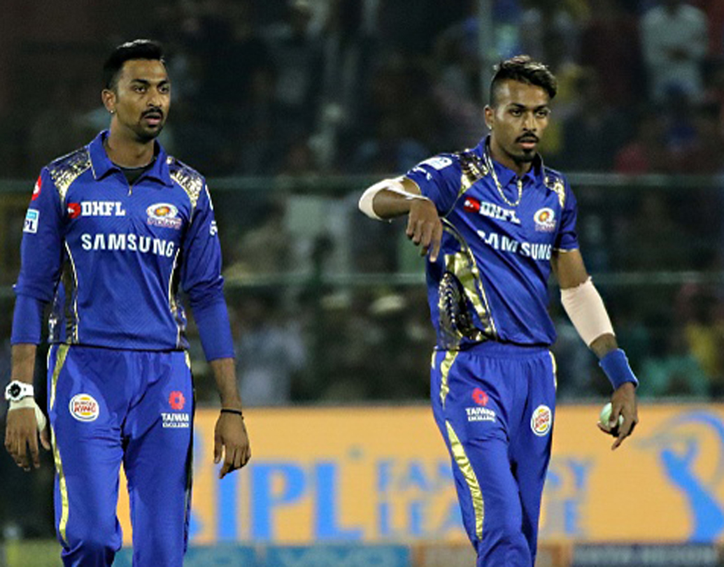 হার্দিক পাণ্ড্য: এক জন অন্যতম সেরা ফিল্ডার হিসেবে সব সময়েই শিরোনামে থাকেন হার্দিক। এ বারের আইপিএলেও নিজের সুনাম বজায় রাখতে পেরেছেন তিনি। অসাধারণ এক ক্যাচে গ্লেন ম্যাক্সওয়েলকে ফেরত পাঠান হার্দিক।