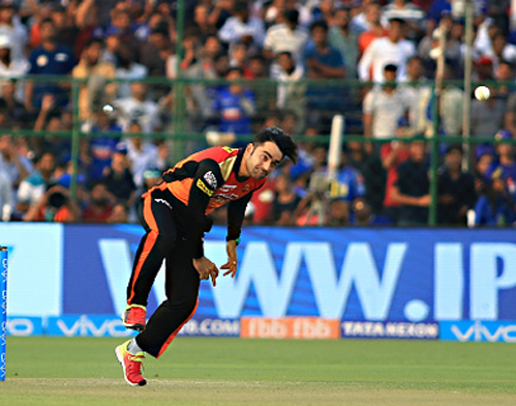 রশিদ খান: হায়দরাবাদের রশিদ খানের একটি ক্যাচ নিয়ে আইপিএল-এ বেশ আলোচনা হয়। পাখির মতো বাউন্ডারি থেকে ক্যাচ ধরে সকলের নজর কাড়েন রশিদ।