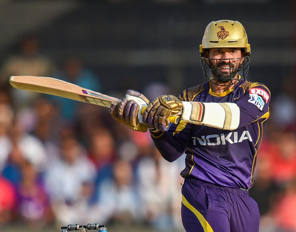 দীনেশ কার্তিক: নাইটদের সেরা ফিনিশার। দুরন্ত ফর্মে রয়েছেন নাইটদের অধিনায়ক। আজ নজরে থাকবে তাঁর অধিনায়কত্বও। ছবি: পিটিআই।