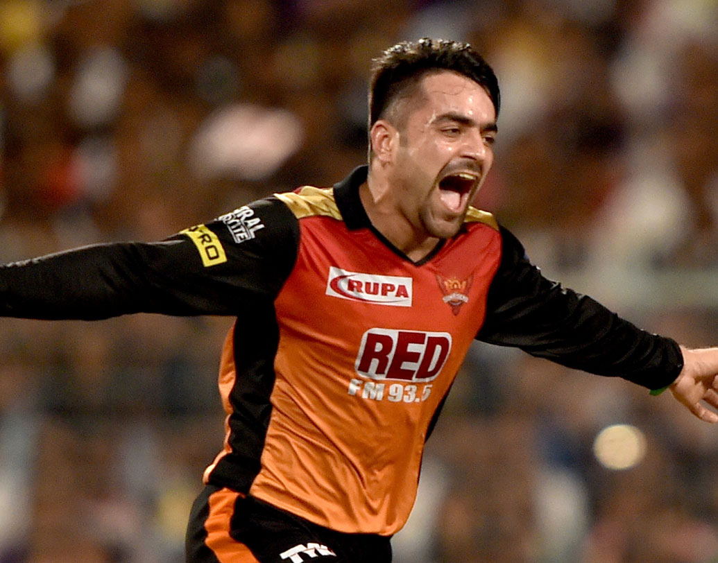 কেকেআরের বিরুদ্ধে একাই ম্যাচ ঘুরিয়ে দিয়েছেন রশিদ খান। ব্যাটিং তো বটেই, বোলিংয়েও বেগ দিয়েছে আন্দ্রে রাসেলদের। তাঁর চার ওভারে ১৯ রান এবং গুরুত্বপূর্ণ দু’টি ক্যাচই নাইটদের হারের অন্যতম কারণ।