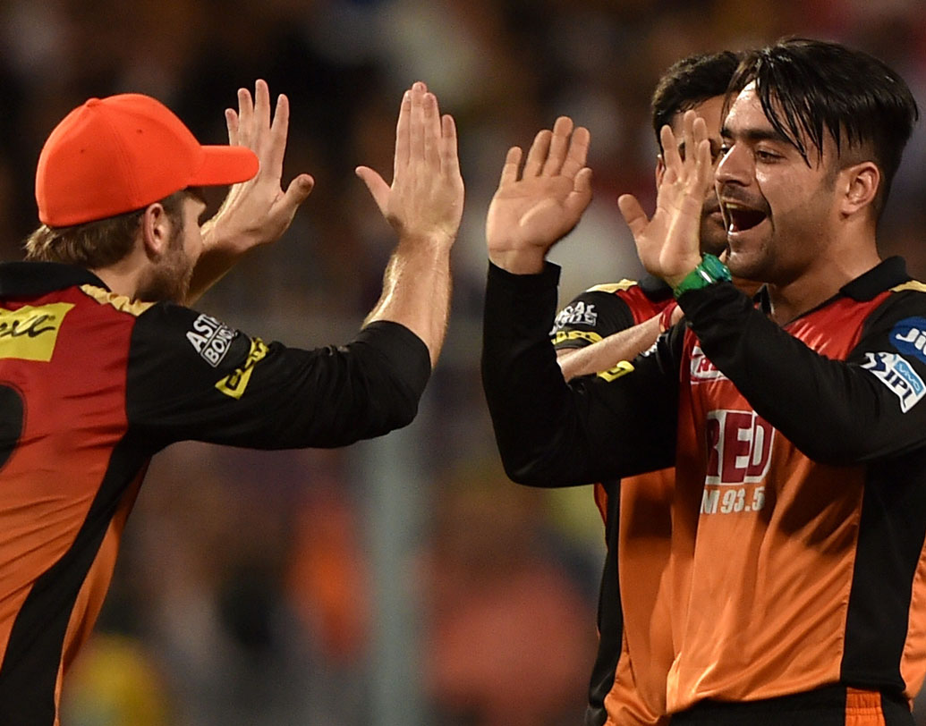 সানারাইজার্স অধিনায়ক প্ল্যান করে রশিদকে সপ্তম ওভারে আনার পর থেকেই ম্যাচের মোড় ঘুরতে শুরু করে।