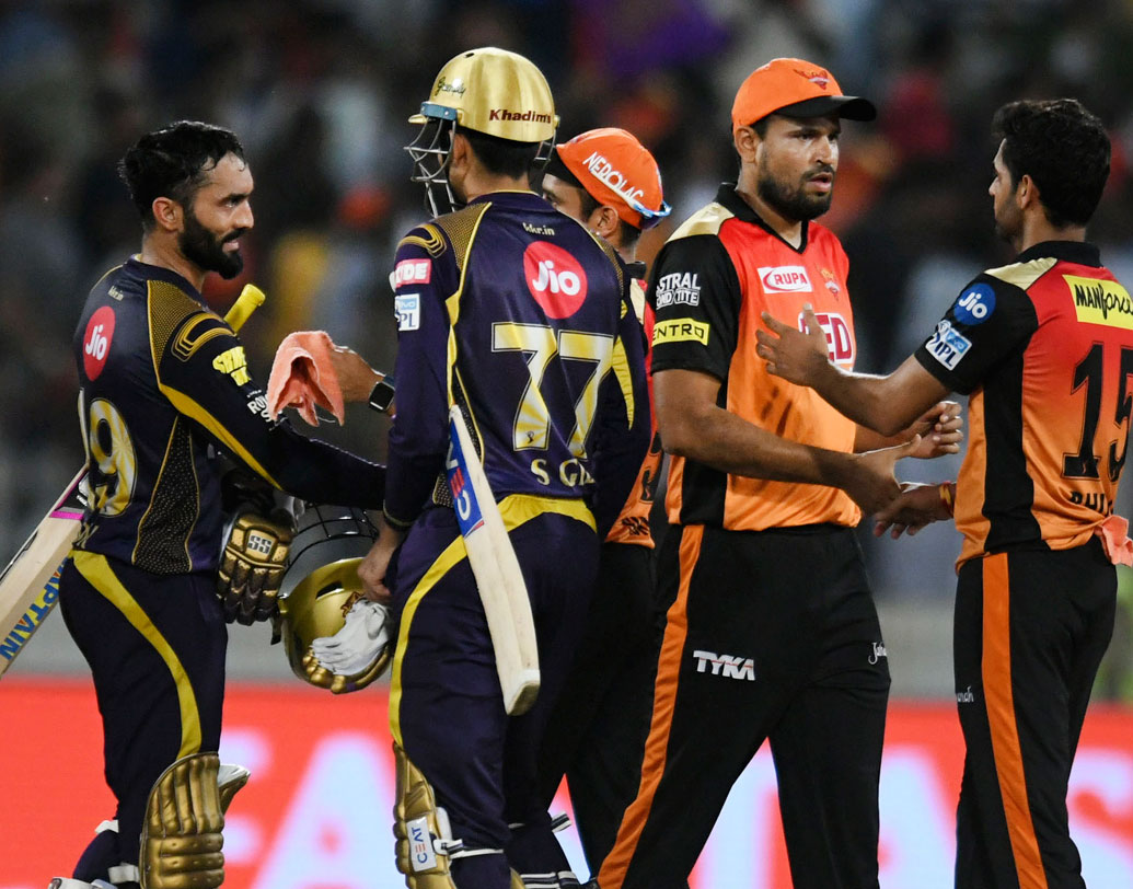 শুভমন গিলের মতো এক জন সফল ব্যাটসম্যানকে দেরিতে নামানোর মূল্য চোকাতে হল। তিন বা চার নম্বরে পাঠালে হয়ত ম্যাচ ভাগ্যটা ঘুরে যেতে পারত।