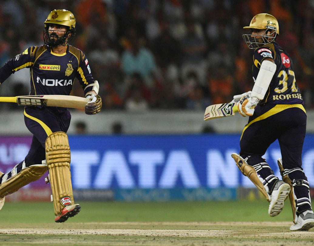 ম্যাচের গুরুত্বপূর্ণ একটা সময়ে রবিন উথাপ্পার রিভার্স সুইপ মেরে রশিদের বলে আউট হওয়াটাও ম্যাচের একটা টার্নিং পয়েন্ট। বিশেষজ্ঞরা বলছেন, ওই সময়ে এমন ঝুঁকি না নেওয়াই উচিত ছিল উথাপ্পার।