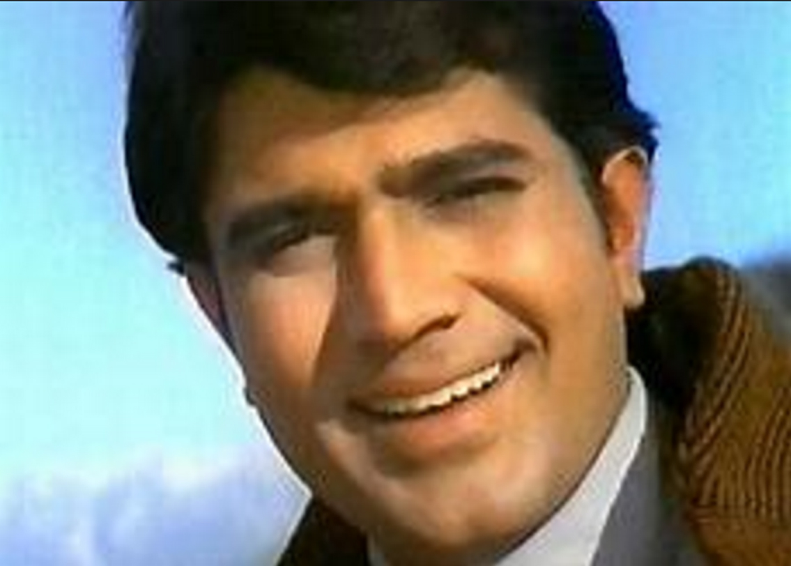 রাজেশ খন্না: বলিউডের প্রথম সুপারস্টার। তবে শুধু ভাল অভিনয়ই করতেন না, অত্যন্ত বদমেজাজিও ছিলেন তিনি। একবার তাঁকে প্রধান চরিত্র না দিয়ে পার্শ্ব চরিত্র দেওয়ার জন্য পরিচালককে চড় মেরেছিলেন রাজেশ খন্না। এমন অভিযোগ রয়েছে। আর ওই ঘটনার পর থেকেই ক্রমশ কেরিয়ার খারাপ হতে শুরু করে তাঁর। সঙ্গে দোসর ছিল অত্যধিক পরিমাণে মদ্যপান।