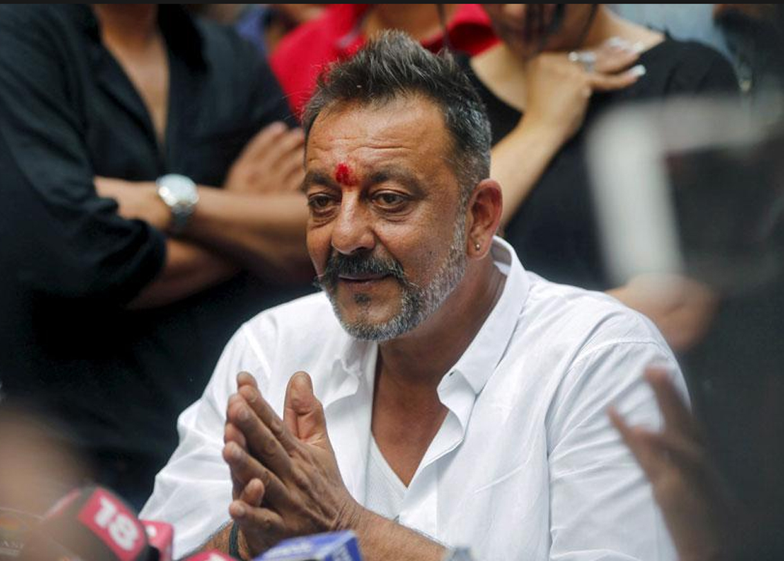 সঞ্জয় দত্ত: তাঁর জীবন কীভাবে চড়াই-উতরাই পেরিয়ে চলেছে তা সকলেরই জানা। ড্রাগ এবং মাফিয়াদের সঙ্গে তাঁর যোগাযোগ— এর প্রভাব পড়েছে তাঁর ফিল্ম কেরিয়ারের উপর। এক সময়ে তিনিও সুপারস্টার ছিলেন।