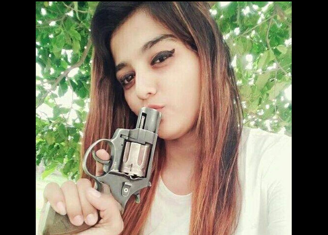 সম্প্রতি এই ‘লেডি ডন’ ফের শিরোনামে। সোমবার সকালে সুরাতের একটি পানের দোকানে তরোয়াল নিয়ে ঢুকে ৫০০ টাকা ‘তোলা’ চাওয়ার অভিযোগে ফের গ্রেফতার হলেন অস্মিতা ও তাঁর বন্ধু রাহুল। ভাইরাল হয়েছে গোটা ঘটনার ভিডিও।