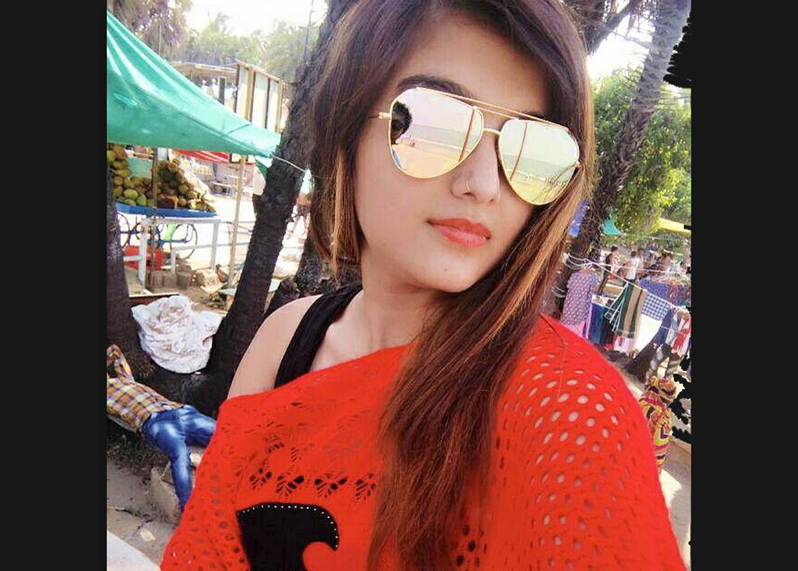 গত মার্চে দোলের দিনও চপার জাতীয় ধারালো অস্ত্র হাতে কয়েক জনের সঙ্গে ঝামেলায় জড়ান অস্মিতা। ভাইরাল হয়েছিল সেই ভিডিওটিও।