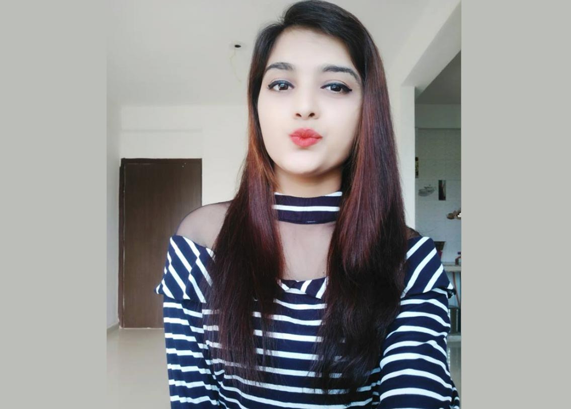 সোশ্যাল মিডিয়ায় বেশ জনপ্রিয় এই লেডি ডন। ফেসবুকে নিজেকে স্বনির্ভর বলে পরিচয় দিয়েছেন তিনি। তাঁর ফেসবুক অ্যাকাউন্টে নিজের প্রচুর ছবিও রয়েছে। এমনকী সেখানে আগ্নেয়াস্ত্র নিয়ে বা তরোয়াল নিয়েও নিজের ছবি পোস্ট করেছেন অস্মিতা।