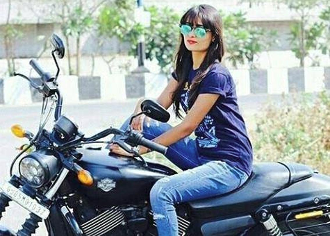 নামীদামি বাইক এবং গাড়ি চালানোর শখ রয়েছে তাঁর। ফেসবুকে আড়াই হাজার বন্ধু ও ১২ হাজার ফলোয়ার রয়েছে ডনের। ফেসবুক-বায়োতে অস্মিতার স্বীকারোক্তি, ‘‘হমারে জিনে কি তরিকা থোড়া আলগ হ্যায়, হম উমিদ পে নহি, আপনি জিদ পর জিতে হ্যায় (আমি জীবনটা অন্য ভাবে বাঁচতে পছন্দ করি, আশায় ভরসা করে নয়, নিজের শর্তে বাঁচি)।’’