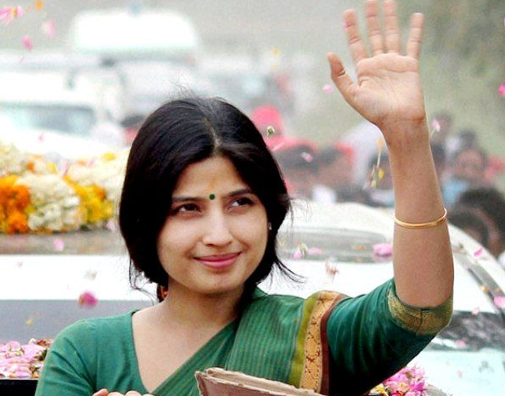 ডিম্পল যাদব: উত্তরপ্রদেশের প্রাক্তন মুখ্যমন্ত্রী অখিলেশ যাদবের স্ত্রী। নিজে একজন প্রথম সারির রাজনৈতিক চরিত্র। ডিম্পলের রূপে মুগ্ধ কেবল অখিলেশের ভক্তরাই নন, তাঁর সমালোচকরাও।